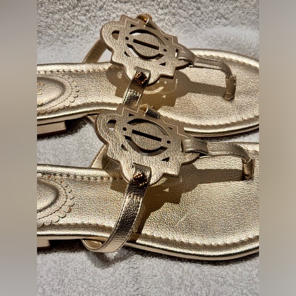 Sale! Perfect for summer! Crown & Ivy Wylie Thong metallic gold Sandal, size 7.5 - Picture 2 of 4